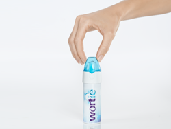 Produktbild mit weiblicher Hand, die den Deckel auf die Flasche setzt