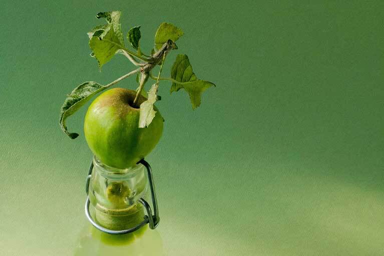 Bild in Grün: Flasche mit Apfel