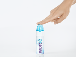 Produktbild mit weiblicher Hand, die den Deckel auf die Flasche drückt
